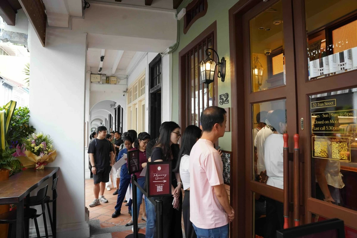 A line of hungry diners waiting for the cafe to open (Photo courtesy of Mary Grace)