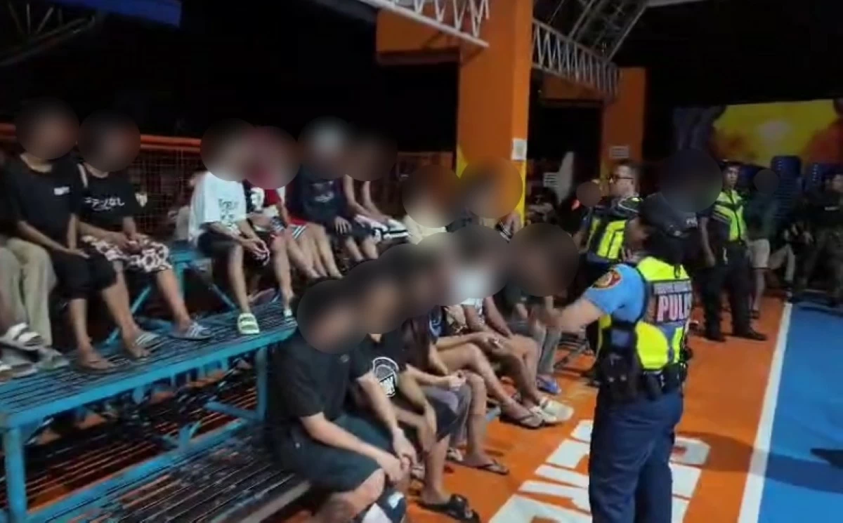 The police talking to the apprehended persons in Muntinlupa (Photo from the Muntinlupa police) 