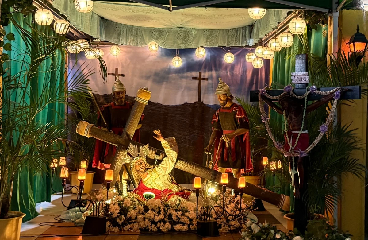 WALK THIS WAY — A grotto depicting Jesus’ carrying of the cross organized by Samahang Guardians.