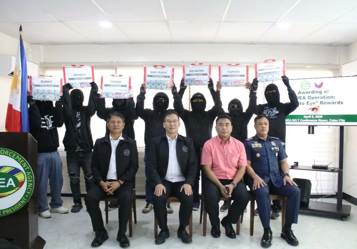 SEVEN informants (standing) receive cash rewards for their successful roles in anti-illegal drug operations in Cebu in 2025. (PDEA-7)