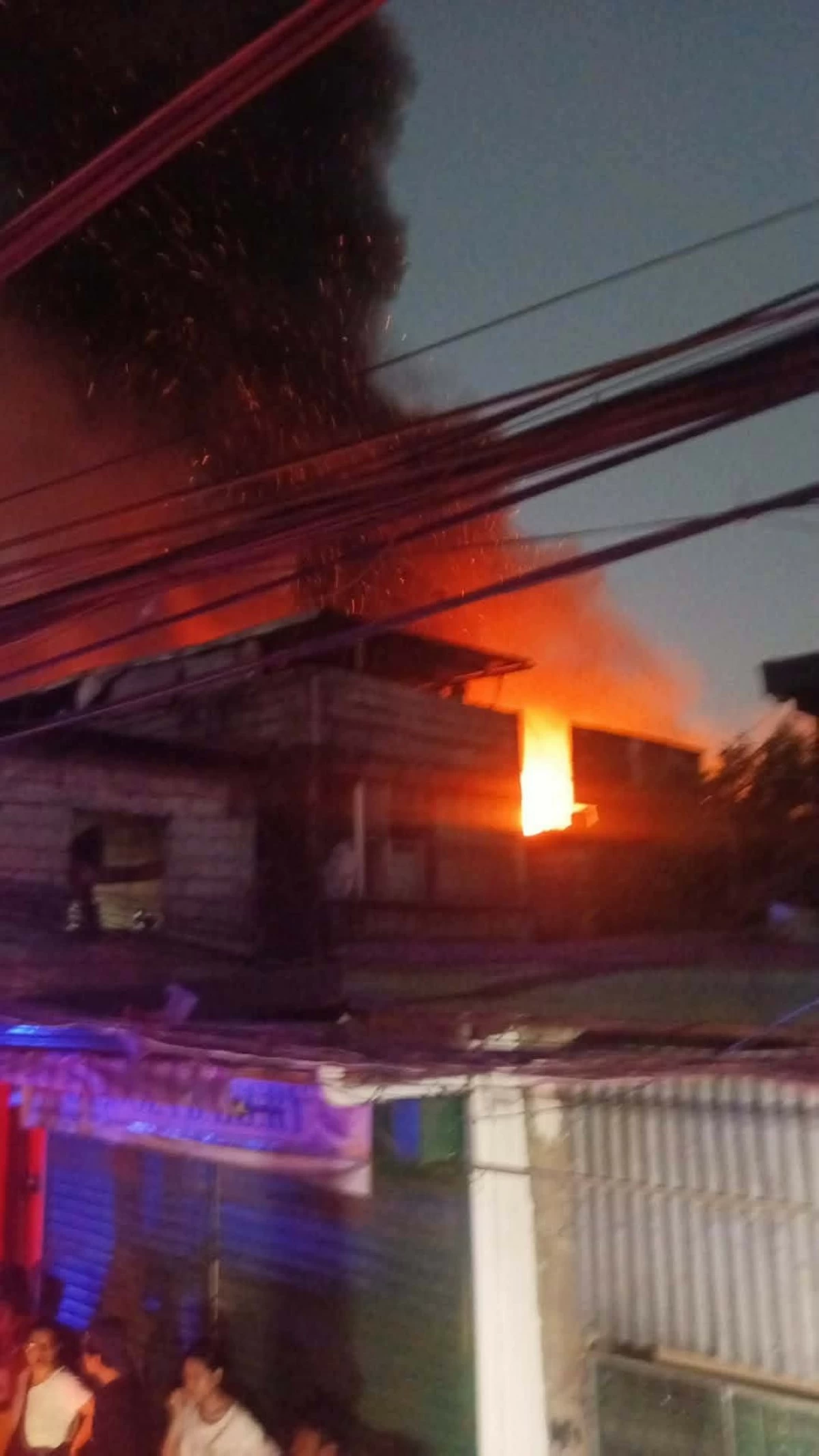 Fire hits residential area in Pasig Coty on Wednesday, April 8 (Photo courtesy of Fire Alert Metro Manila)
