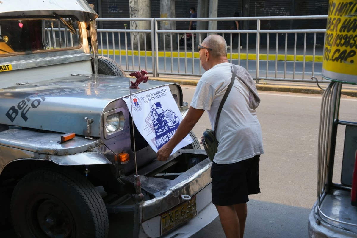 Public utility jeepney drivers display “Libreng Sakay” banners on their units as they ply major routes in Manila. (Photos courtesy of Manila PIO)