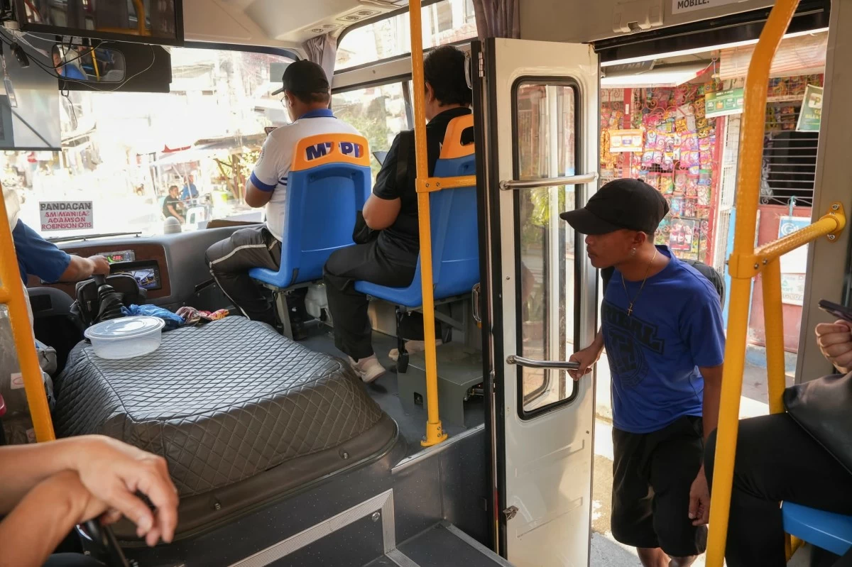 Commuters board free rides on PUJs across Manila on April 8, the last day of the Libreng Sakay program, which served 931,831 commuters, according to the Manila Traffic and Parking Bureau.