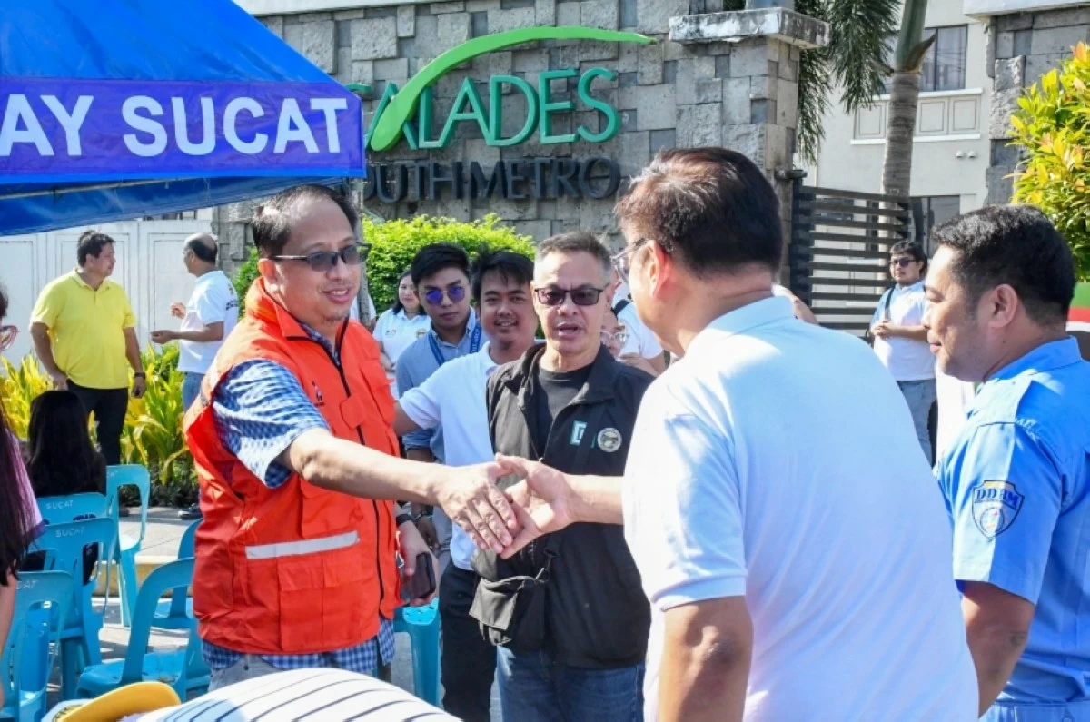 Muntinlupa Mayor Ruffy Biazon greeting Director Teresito Bacolcol of the Department of Science and Technology-Philippine Institute of Volcanology and Seismology (Photo from Muntinlupa PIO)