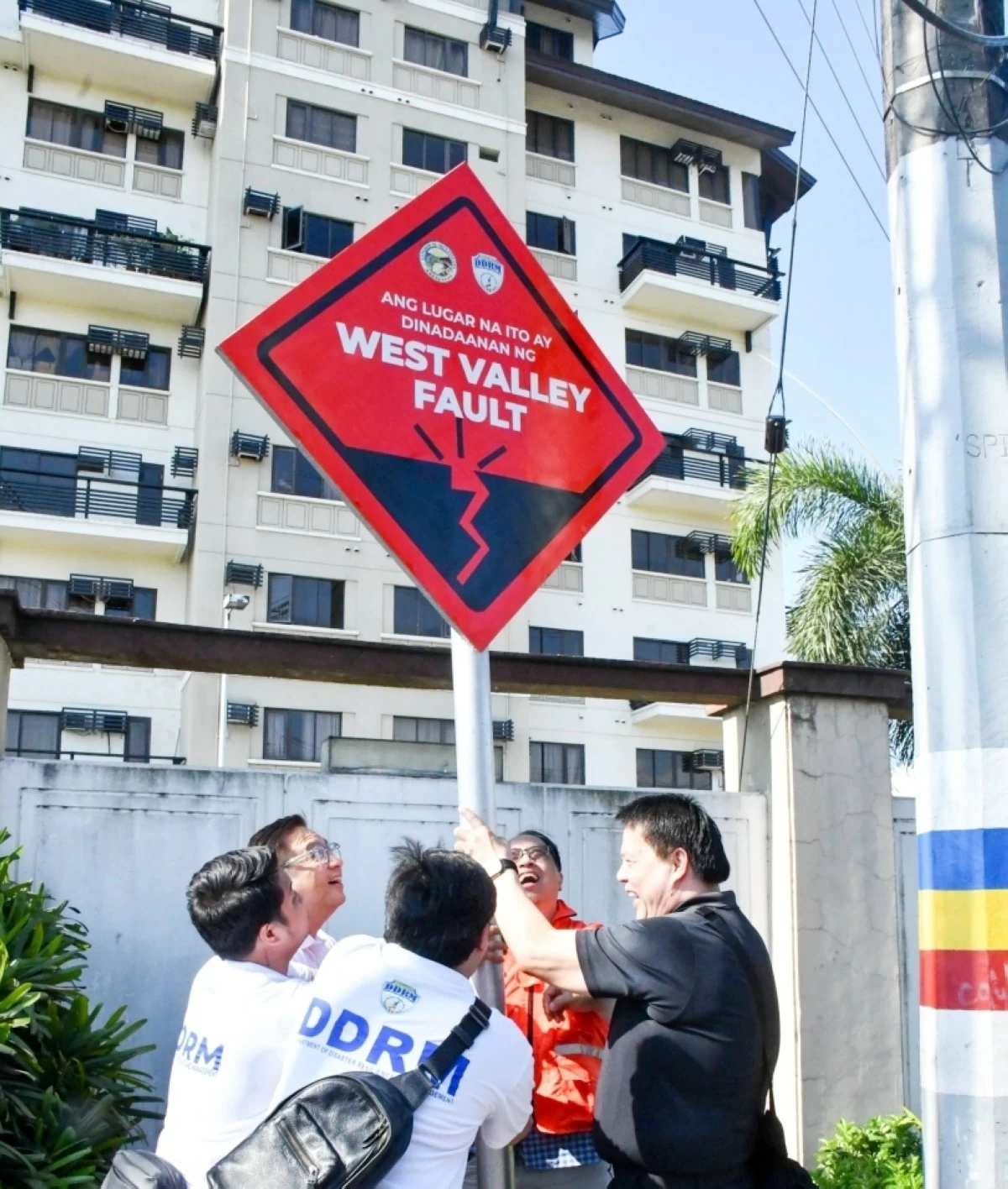 Muntinlupa Mayor Ruffy Biazon, DOST-PHIVOLCS Director Teresito Bacolcol and Sucat Barangay Captain Raffy Sevilla putting up the marker in an area in Sucat, Muntinlupa (Photo from Muntinlupa PIO)