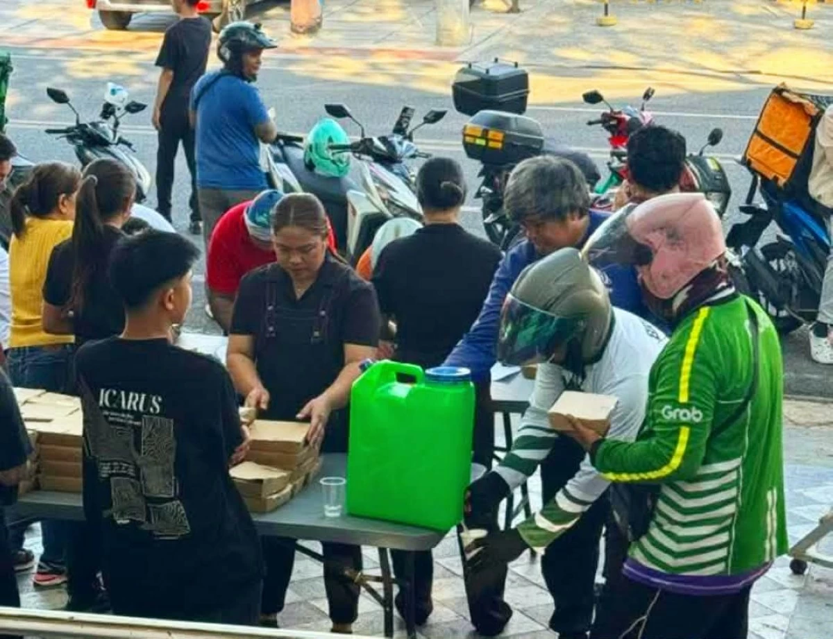 Drivers and delivery riders receive meals prepared by Trining’s Kitchen Stories. (Photos  from Chef Jayson Maulit)