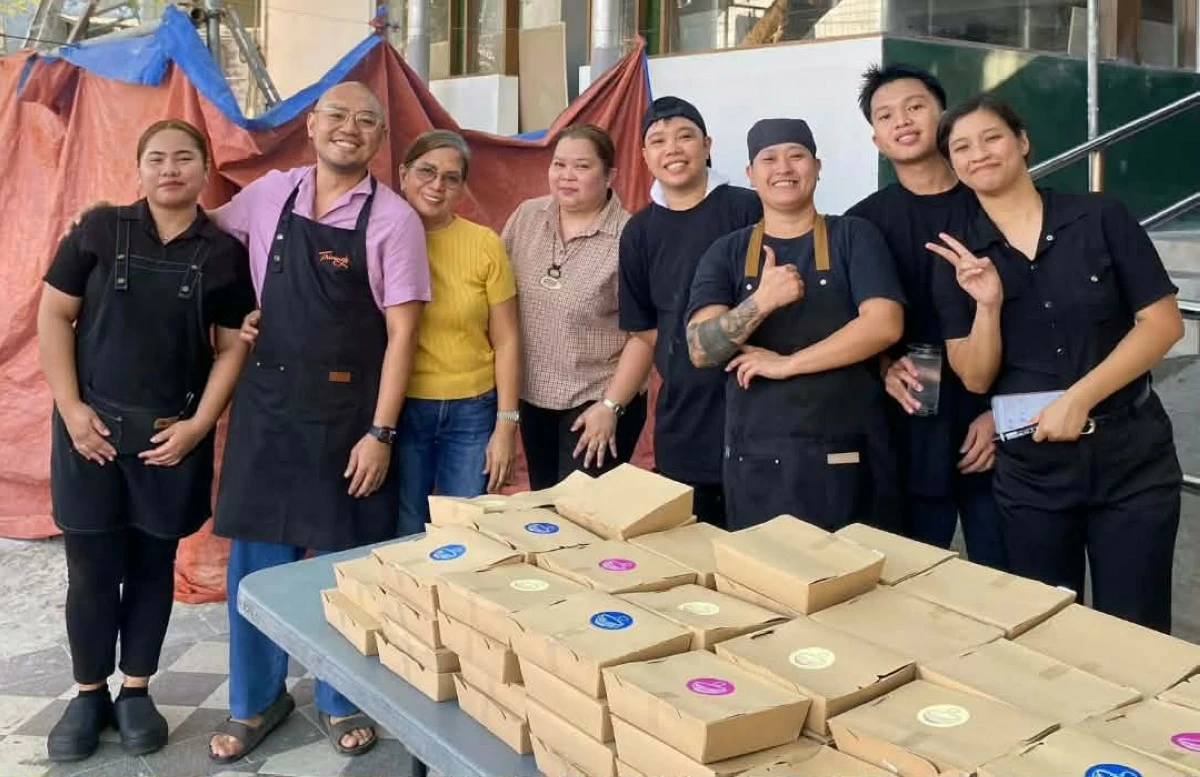 Trining’s Kitchen Stories chef Jayson Maulit (second from left), together with the restaurant’s team, prepares to distribute free meals to members of the transport sector. (Photos from Chef Jyason Maulit)