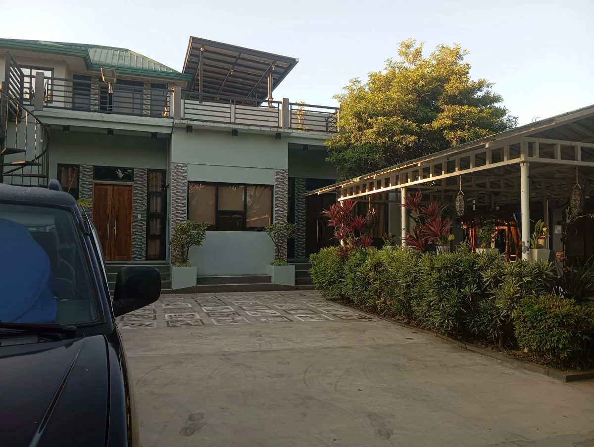 The garage area infront of the rooms at Melinda's Garden (photo by Nel Andrade)