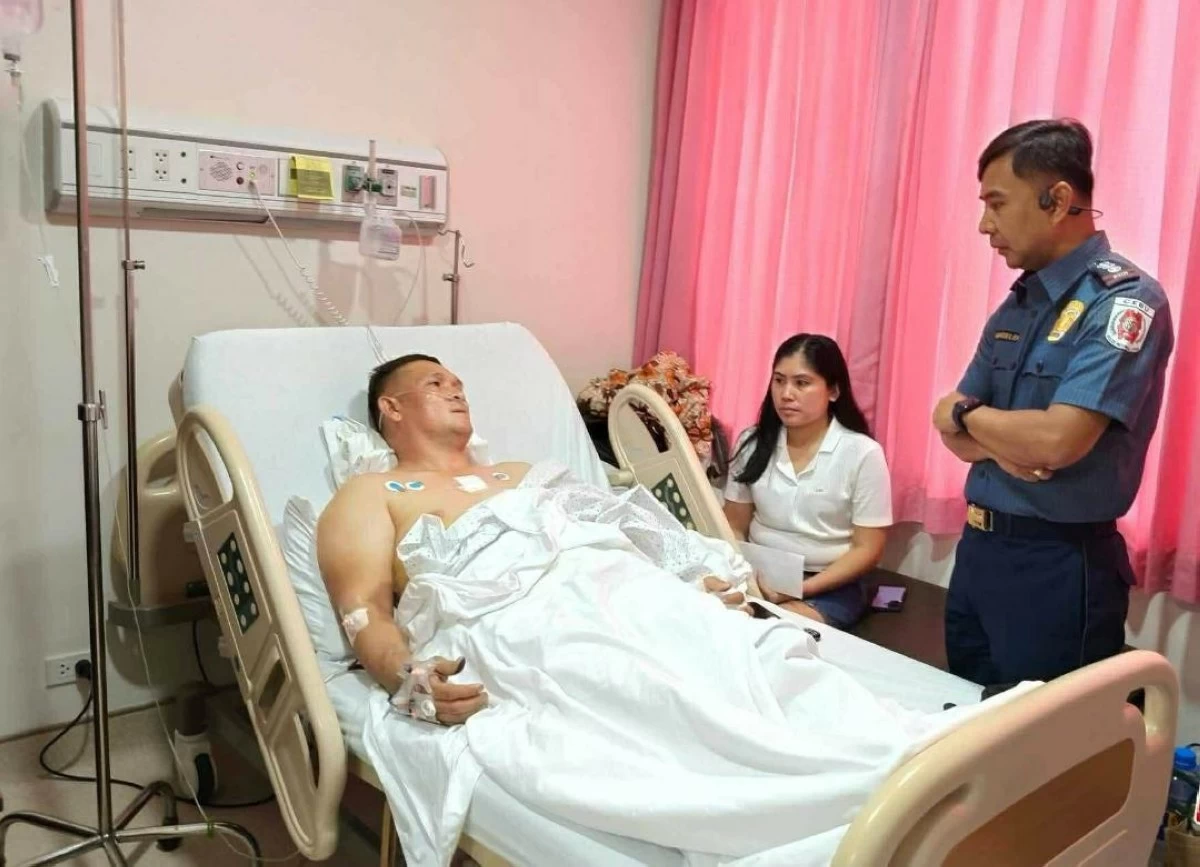 POLICE Col. Abubakar Mangelen Jr., chief of the Cebu Provincial Police Office, visits Police Master Sgt. Celso Gonzales Rivera Jr. in a Cebu City hospital where he is recuperating from a stab wound. (Contributed photo)