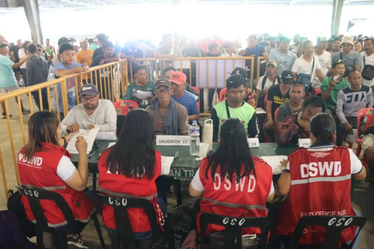 
THE Department of Social Welfare and Development released P137.2 million in cash relief assistance to 27,549 tricycle drivers on the first day of the payout on April 8 in Negros Island Region. (DSWD-NIR)
