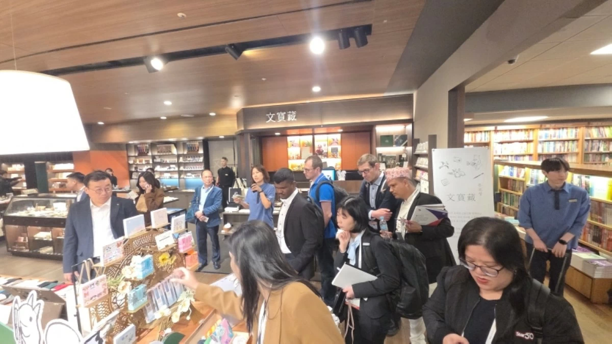 Foreign journalists visiting the Kyobo Book Centre main branch in Gwanghwamun area in Seoul (Jonathan Hicap)