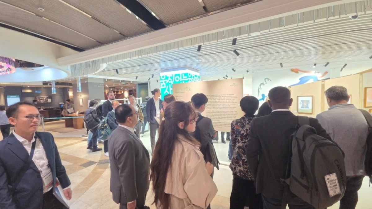 Foreign journalists visiting the Kyobo Book Centre main branch in Gwanghwamun area in Seoul (Jonathan Hicap)