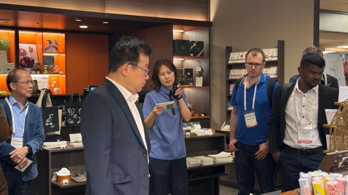 Foreign journalists and Journalists Association of Korea President Park Jong-hyun visiting the Kyobo Book Centre main branch in Gwanghwamun area in Seoul (JAK)