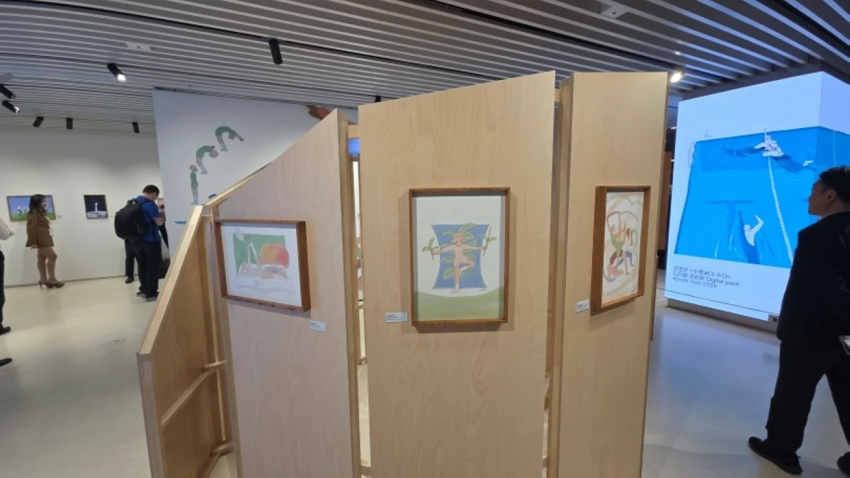 Foreign journalists visiting the Kyobo Book Centre main branch in Gwanghwamun area in Seoul (Jonathan Hicap)