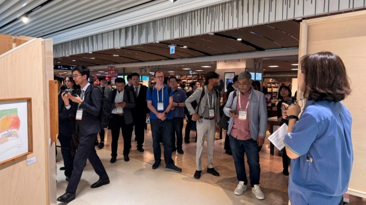 Foreign journalists visiting the Kyobo Book Centre main branch in Gwanghwamun area in Seoul (JAK)