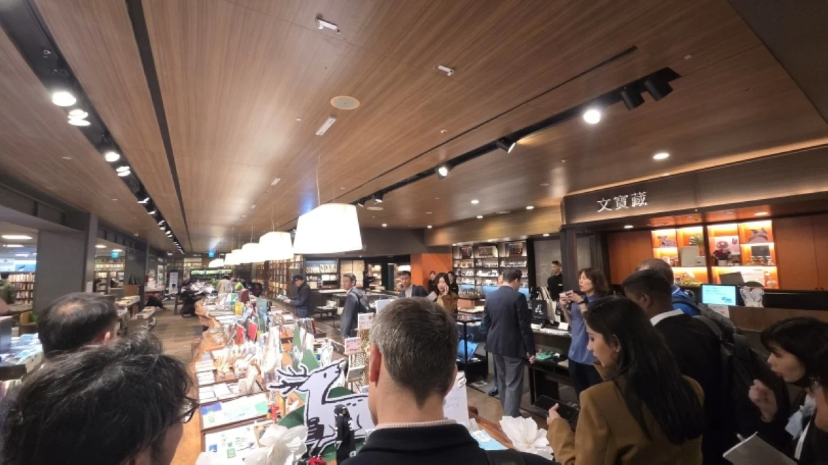 Foreign journalists visiting the Kyobo Book Centre main branch in Gwanghwamun area in Seoul (Jonathan Hicap)
