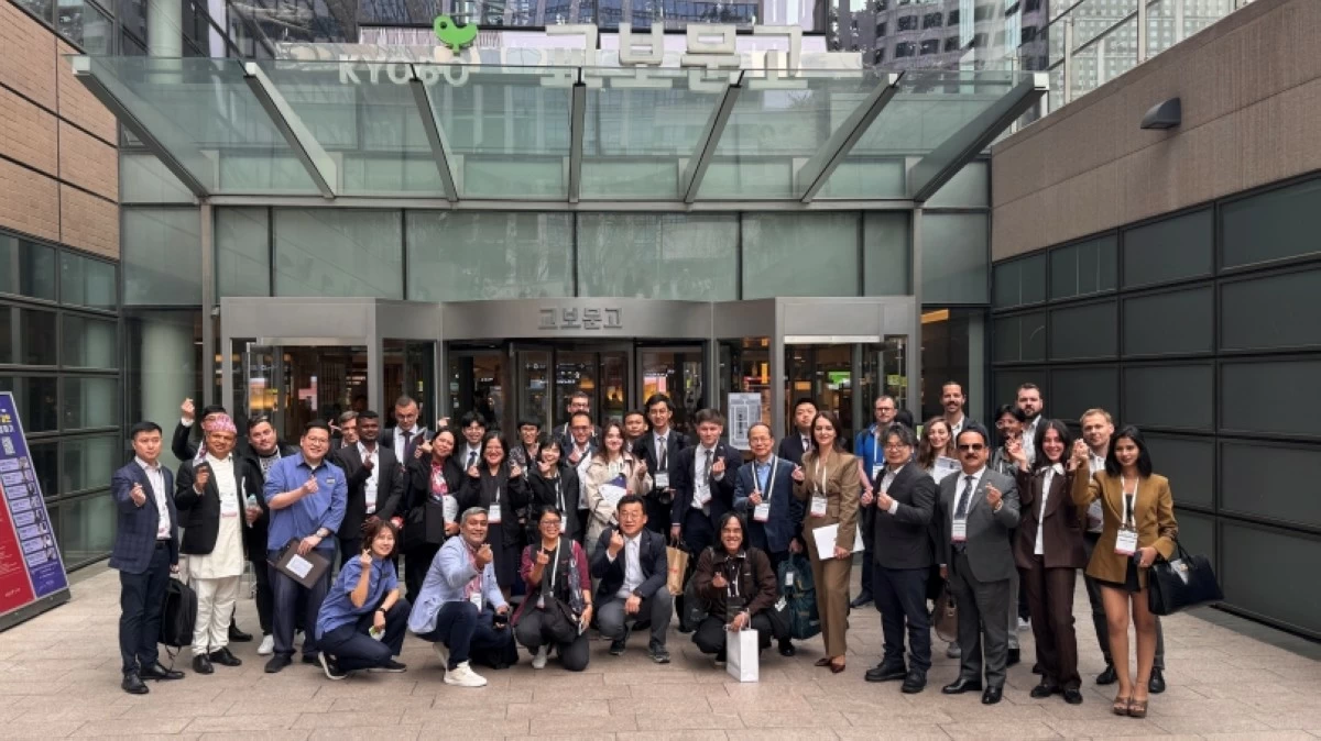 Foreign journalists visiting the Kyobo Book Centre main branch in Gwanghwamun area in Seoul (JAK)