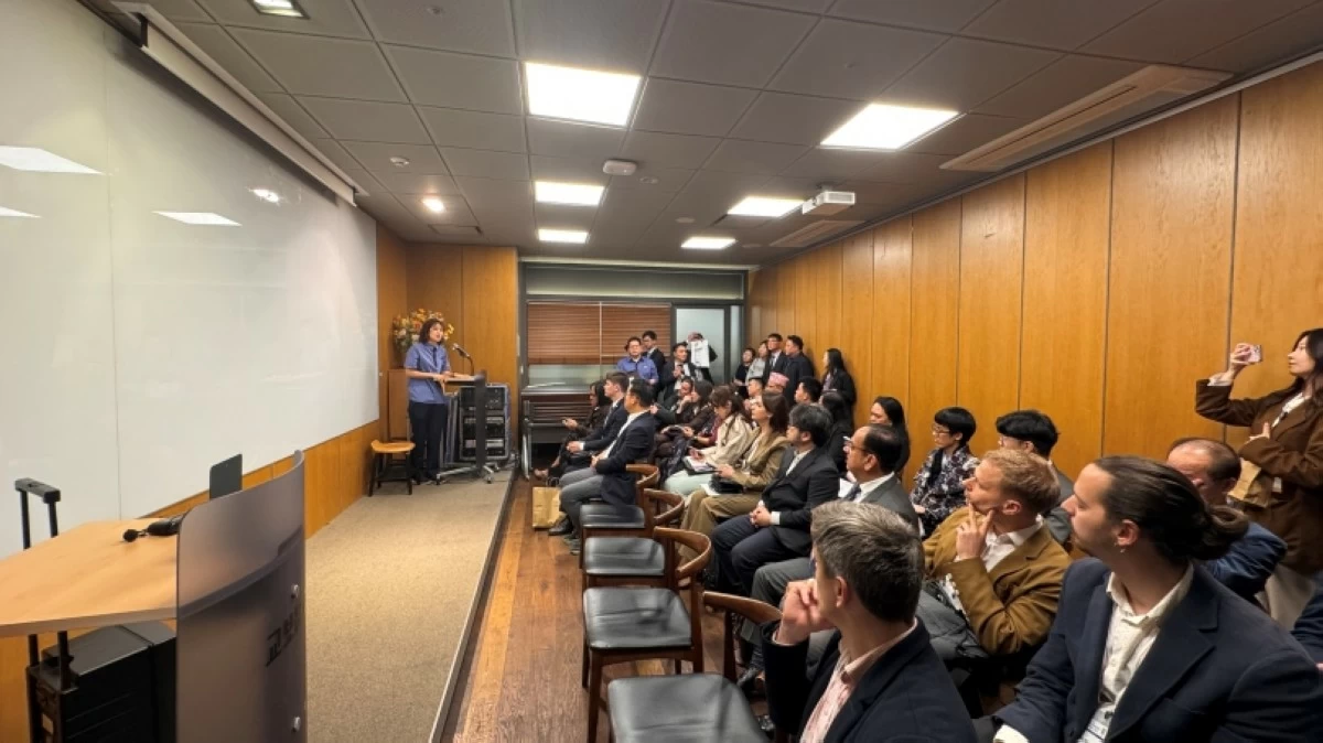 A briefing by Kyobo staff during the visit of foreign journalists at the Kyobo Book Centre main branch in Gwanghwamun area in Seoul (JAK)