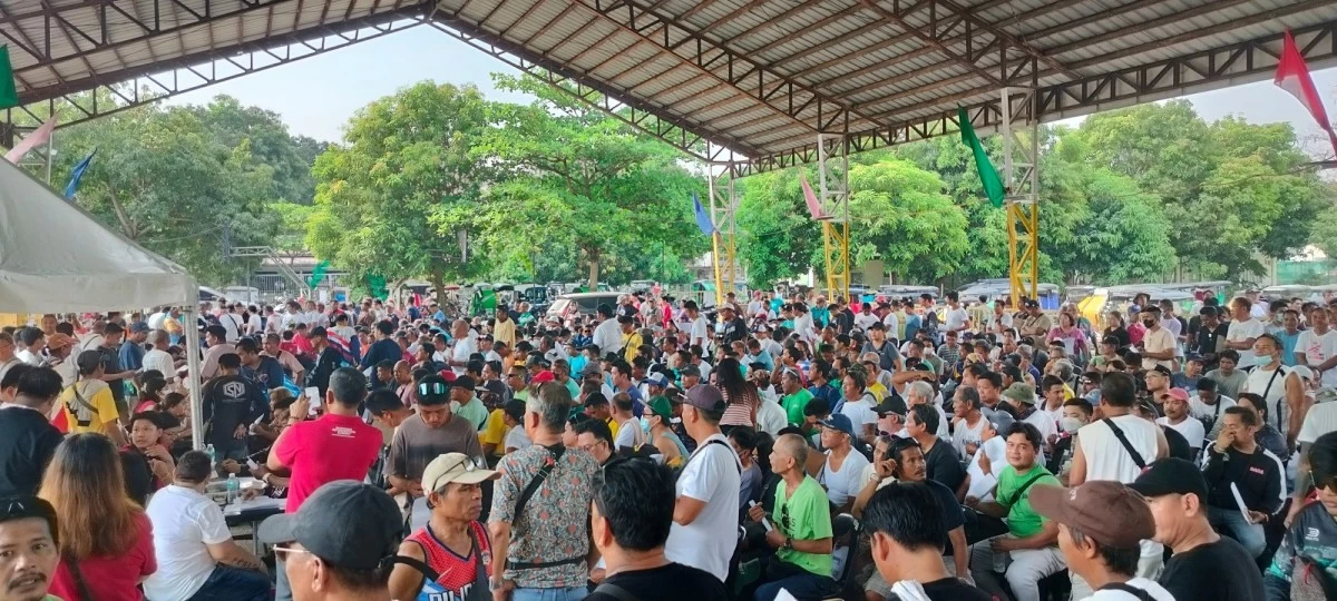 The Sta. Isabel Elementary School covered court in Barangay Bagong Bayan, Malolos City, is packed with thousands of drivers and operators from 86 TODA groups seeking P5,000 in financial assistance from the national government, distributed by the DSWD on Wednesday, April 8, 2026. (Photo from MCIO)