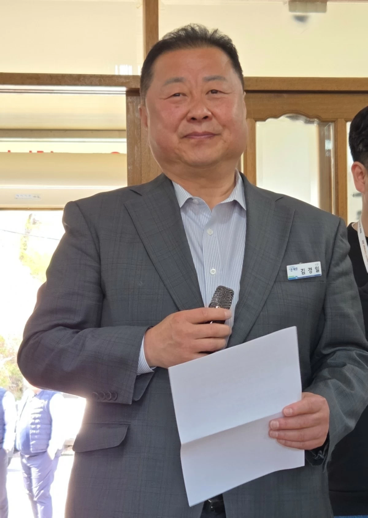 Paju City Mayor Kim Kyung-il (Jonathan Hicap) 