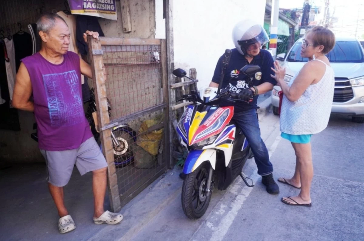 Muntinlupa Mayor Ruffy Biazon delivering medicine under the RIDEMed Program (Photo from Muntinlupa PIO)