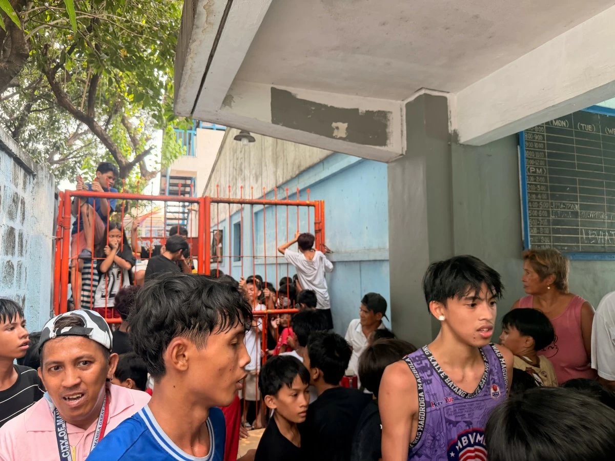Residents line up early at the Dapitan Sports Complex in Sampaloc, Manila, as crowds grow by midmorning for a chance to enter the city’s free public swimming pool under a batch system.