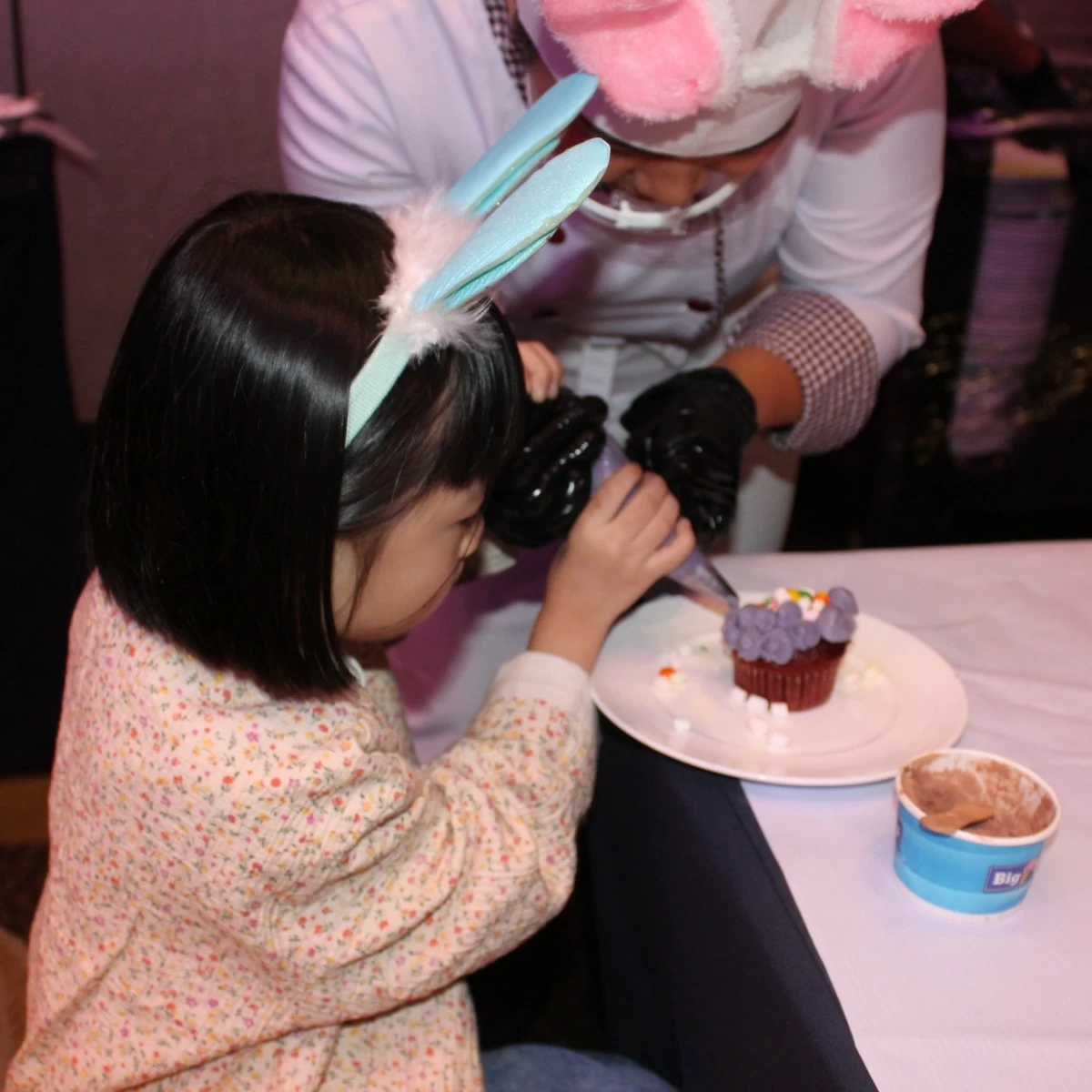 Turning cupcakes into edible works of art (Photo from The Manila Hotel)
