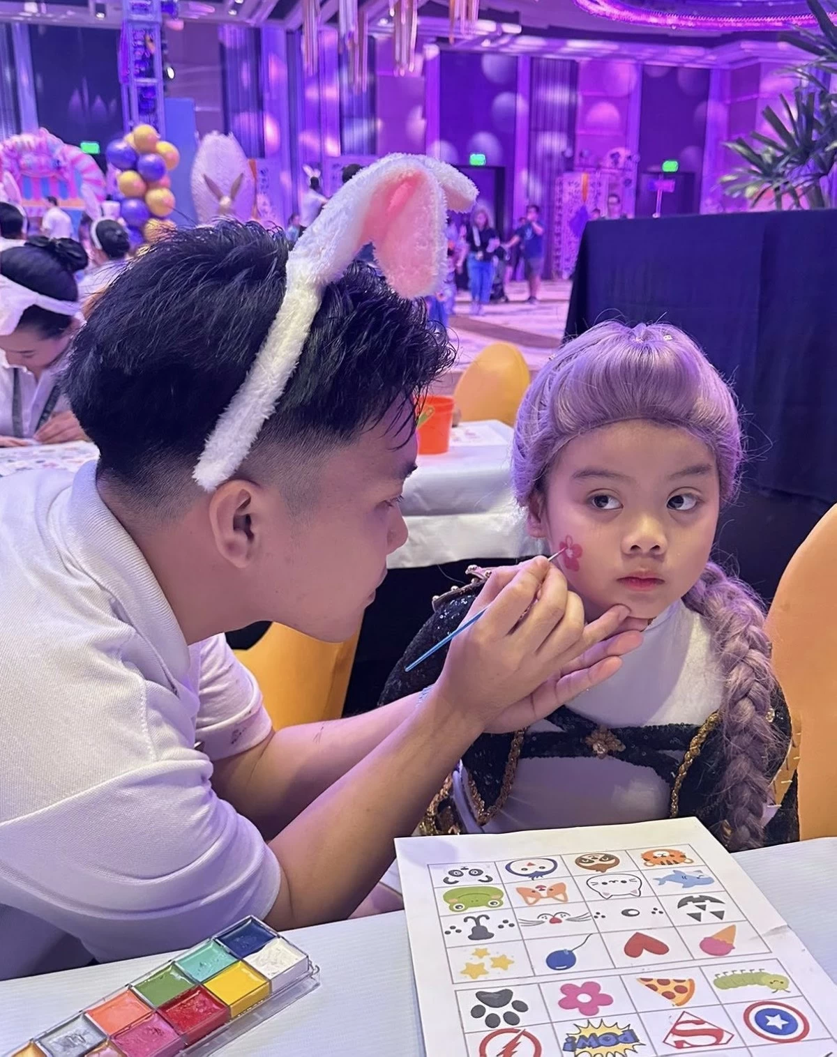 Little Rumi enjoys face painting during Golden Easter Egg Hunters. (Photo from The Manila Hotel)