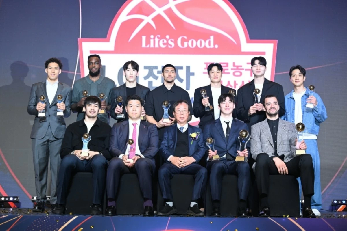Kevin Quiambao and the other winners at the 2025-2026 LG Electronics Professional Basketball Awards Ceremony on April 9 (Photo from KBL)
