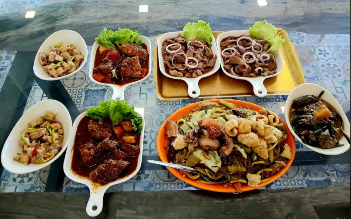 Several dishes at the buffet restaurant in Tanay (Photos from Jennifer Sison/Facebook)