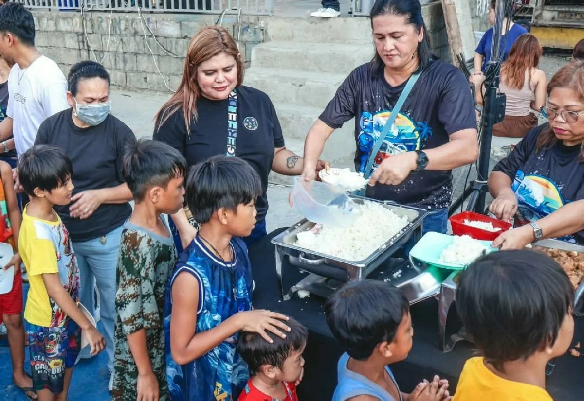 Residents, including children, line up during the return of the “One Cainta Pantry” feeding program, which provides free dinner to residents of Cainta, Rizal. (Photos from Mayor Kit Nieto)