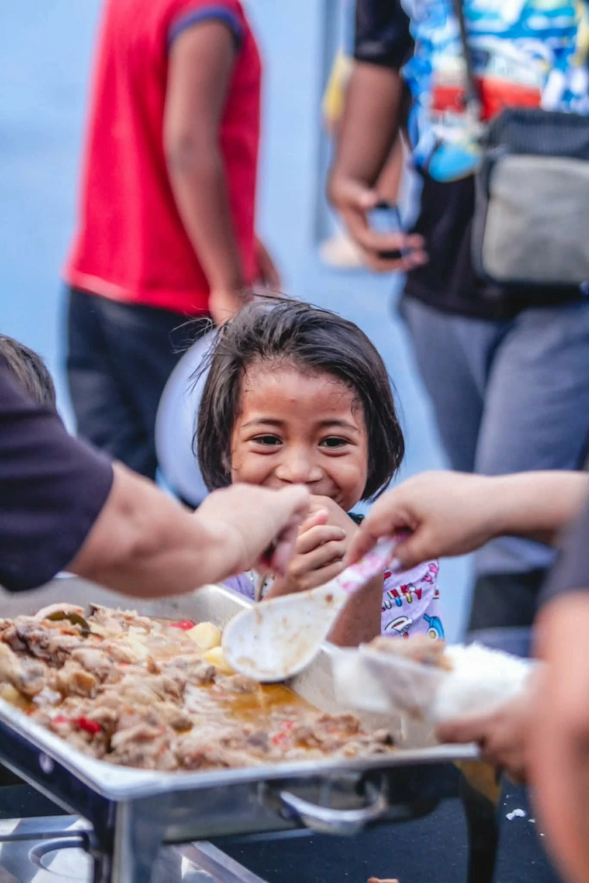Residents, including children, line up during the return of the “One Cainta Pantry” feeding program, which provides free dinner to residents of Cainta, Rizal. (Photos from Mayor Kit Nieto)