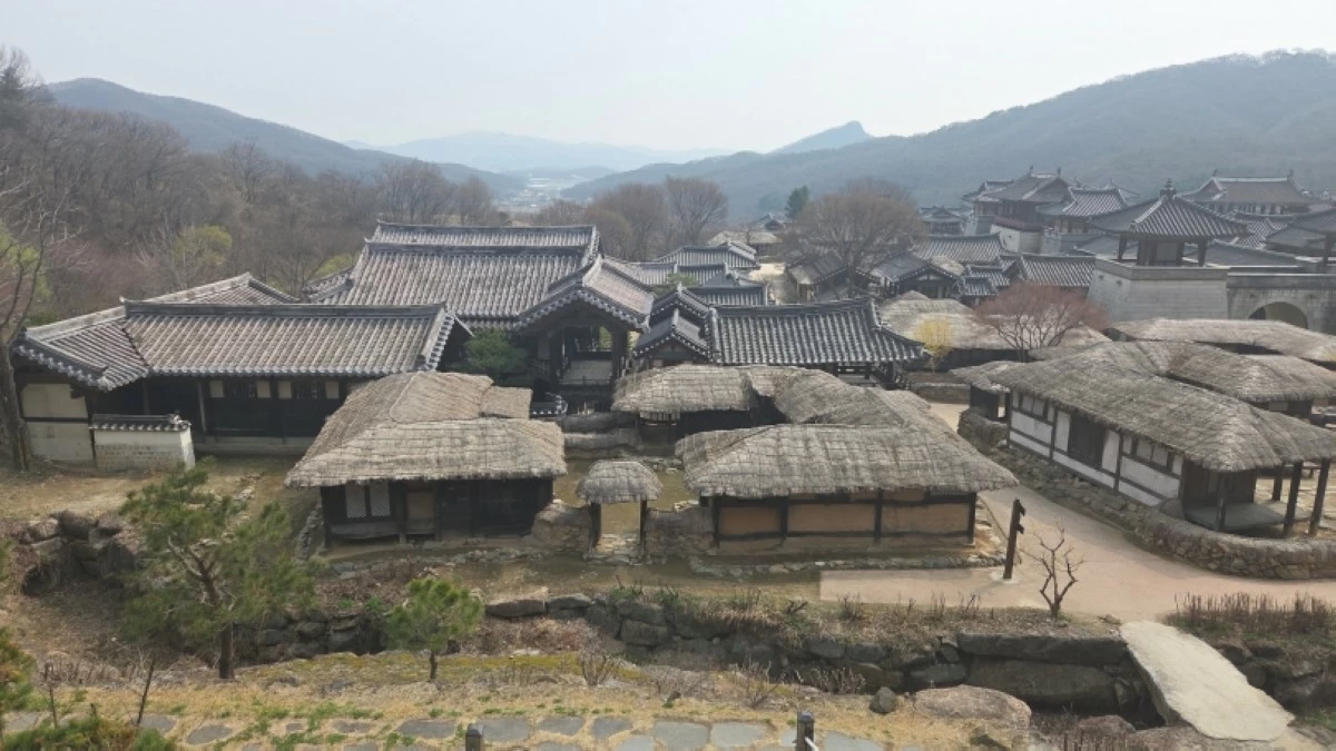 The view of Dae Jang Geum Park from Muryangsujeon Hall (Jonathan Hicap) 