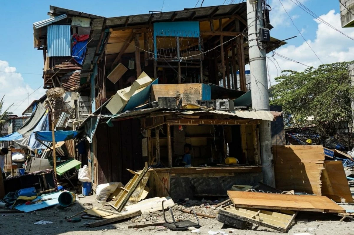 The demolition of houses at Panday Creekside in Barangay Palingon, Taguig on April 13 (John Louie Abrina)