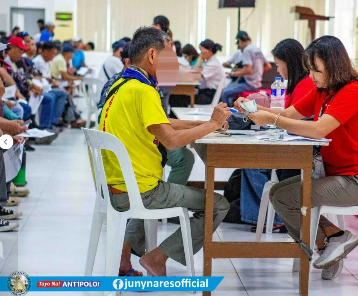 Several tricycle drivers in Antipolo receive the cash assistance from the DSWD at the Ynares Event Center in Antipolo starting on April 8. (photo from Jun-Andeng Ynares Facebook page)  