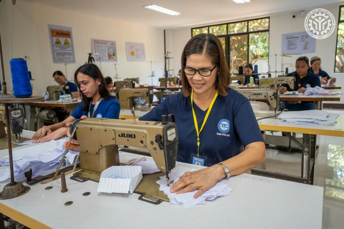 Technical Education and Skills Development Authority (TESDA) Director-General Jose Francisco “Kiko” B. Benitez (left) engages with trainees of technical-vocation education and training (TVET) at the TESDA regional training center in Central Luzon. (Photo: TESDA)