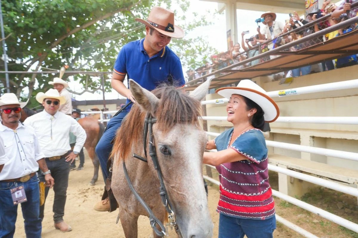 Presidential son Vinny Marcos took to the saddle during the 30th Rodeo Masbateño Festival, with First Lady Liza Araneta-Marcos stepping in to assist.