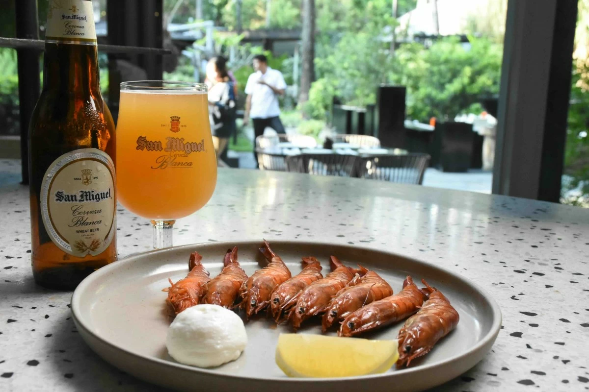 SMOKED START Smoked shrimps with garlic aioli and charred lemon, paired with Cerveza Blanca for a bright, citrus-led lift. (Photo courtesy of SMB)