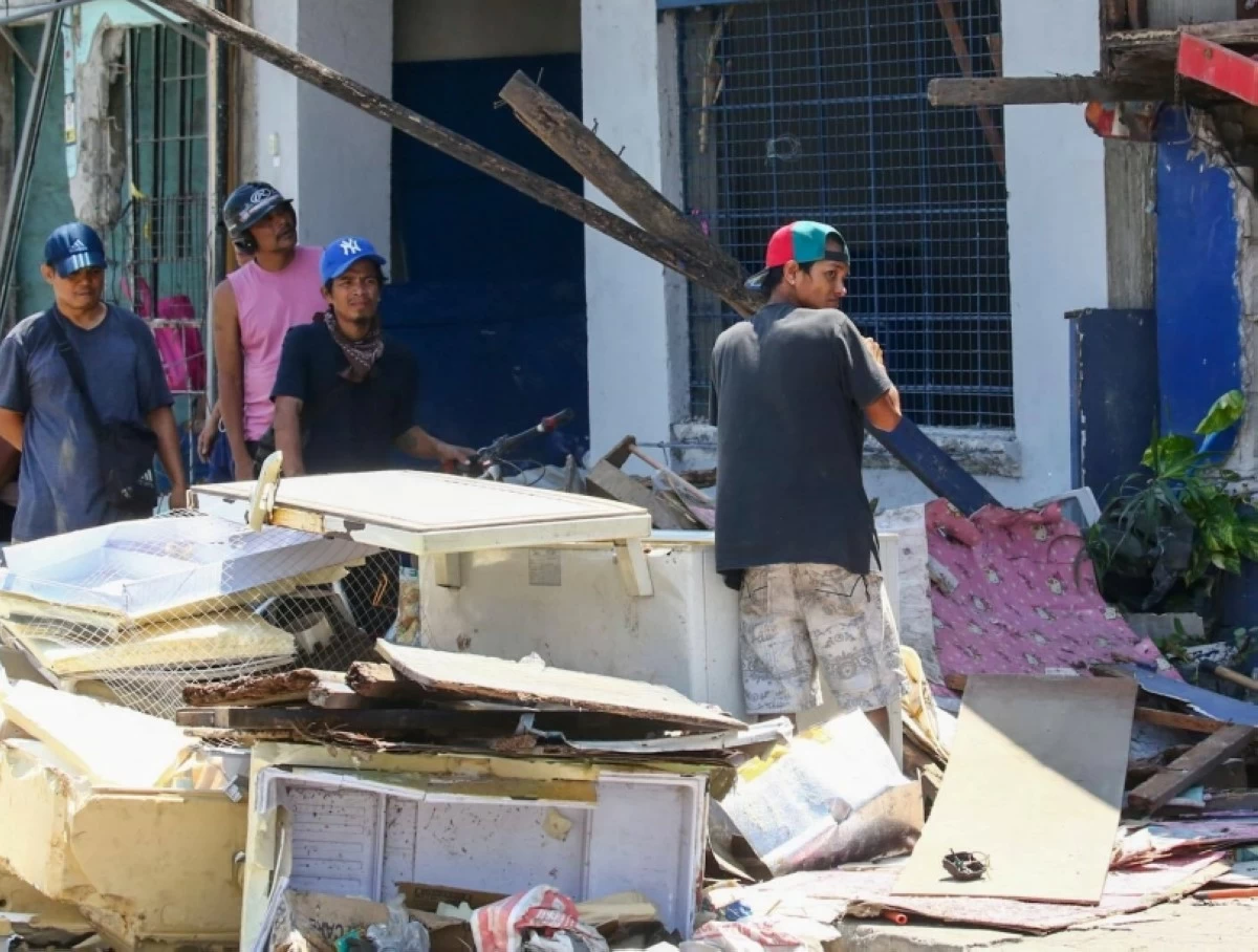 Residents gather their belongings as demolition crews tear down homes at Panday Creekside in Barangay Palingon, Taguig City on Monday, April 13. (Photos by John Louie Abrina/MB)