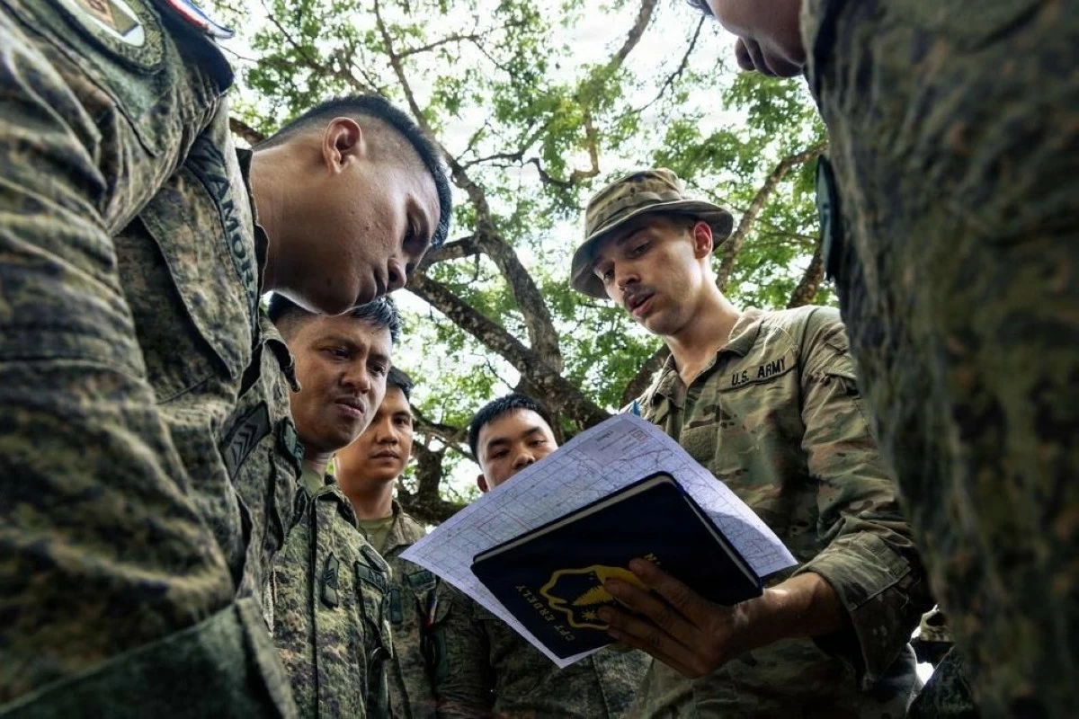 A forward observer from the US Army Pacific 25th Infantry Division demonstrates how to plot grid coordinates during foundational training activities as part of the ongoing Exercise Salaknib Phase 1 at Fort Magsaysay in Nueva Ecija.⁩ (Photo: Philippine Army)