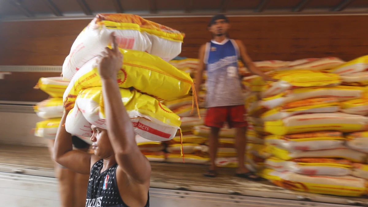 Laborers unload sacks of imported rice in the Uyanguren business district of Davao City on March 26. The Philippines is set to increase foreign rice purchases from suppliers like Vietnam and India to stabilize domestic stocks as the government warns that local production could fall by at least 20% this year due to high fertilizer and fuel costs. (Photo by Keith Bacongco I MB)