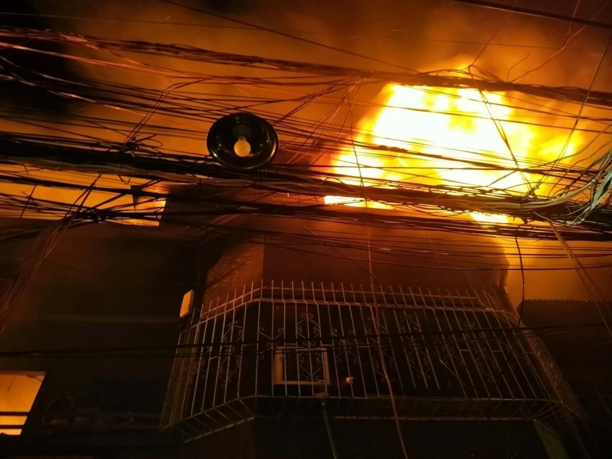 Fire tears through tightly packed houses in Barangay 121, Tondo, as the blaze escalates to 3rd alarm on Wednesday evening, leaving hundreds of families homeless. (Photos courtesy: Manila PIO)