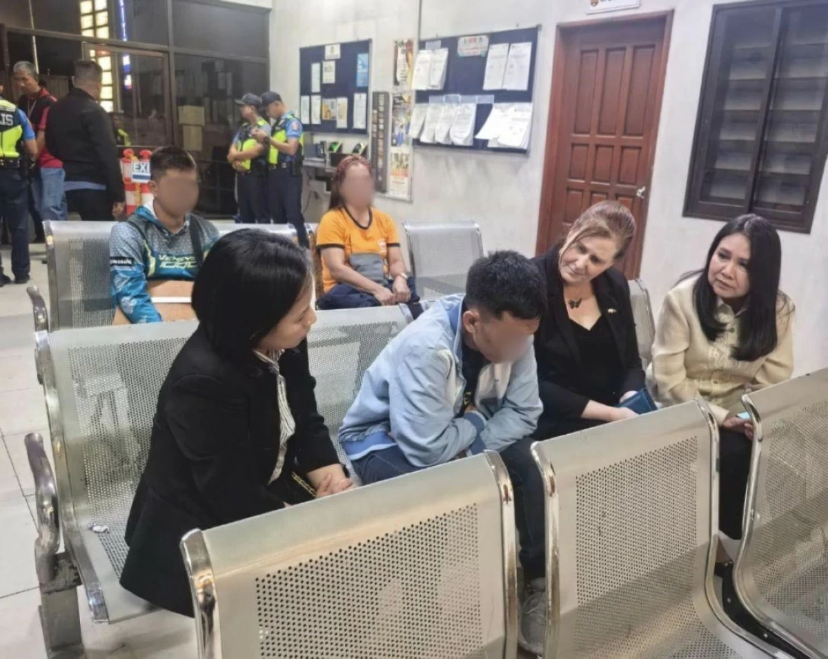 DFA-Office of Migration Affairs Assistant Secretary Angelica C. Escalona (right), Ambassador of Israel to the Philippines Dana Kursh (center), and Israeli Embassy Consular Officer Luisa Arino (left) with the family of the late Mrs. Lucille Jean Gershovich. (Photo credit: DFA-OMA)
