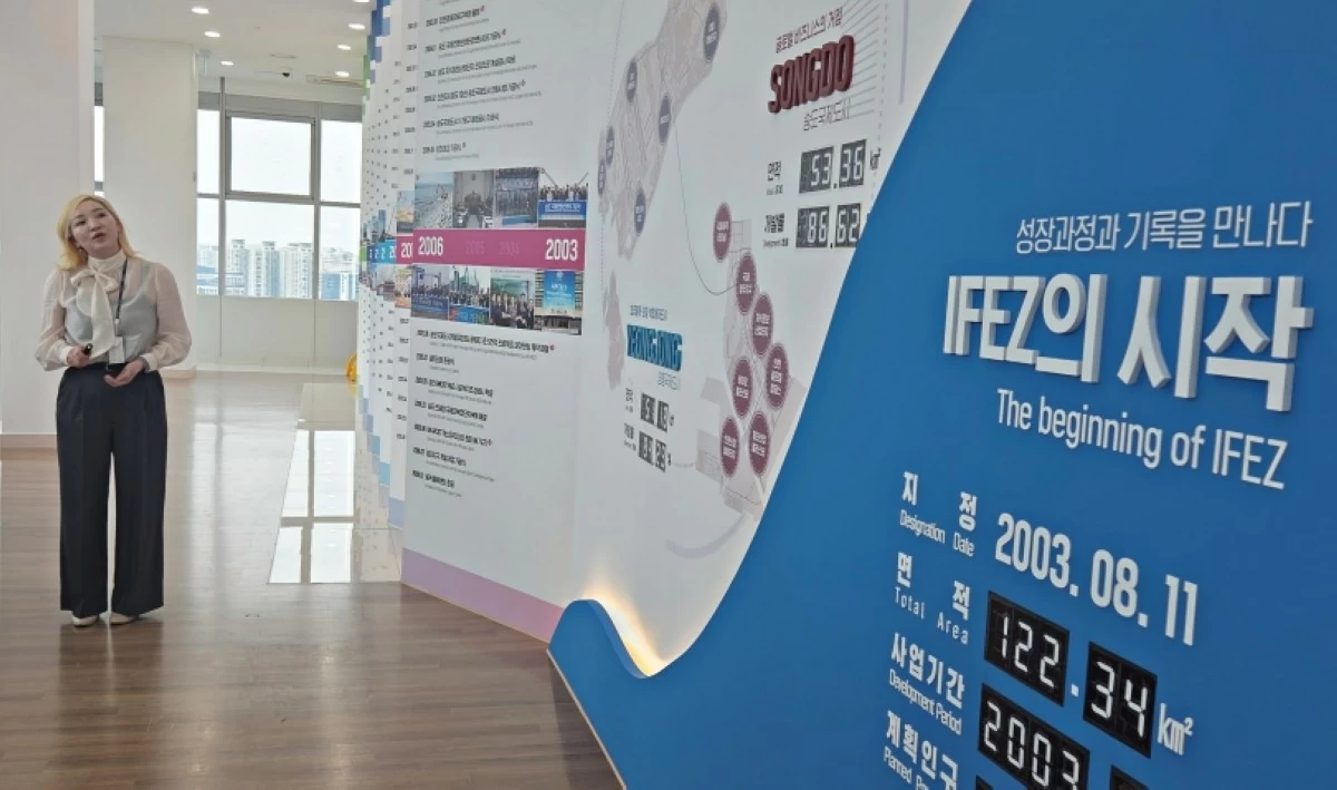 A staff of the IFEZ Promotion Center giving a briefing to participants of the World Journalists Conference 2026 (Jonathan Hicap) 