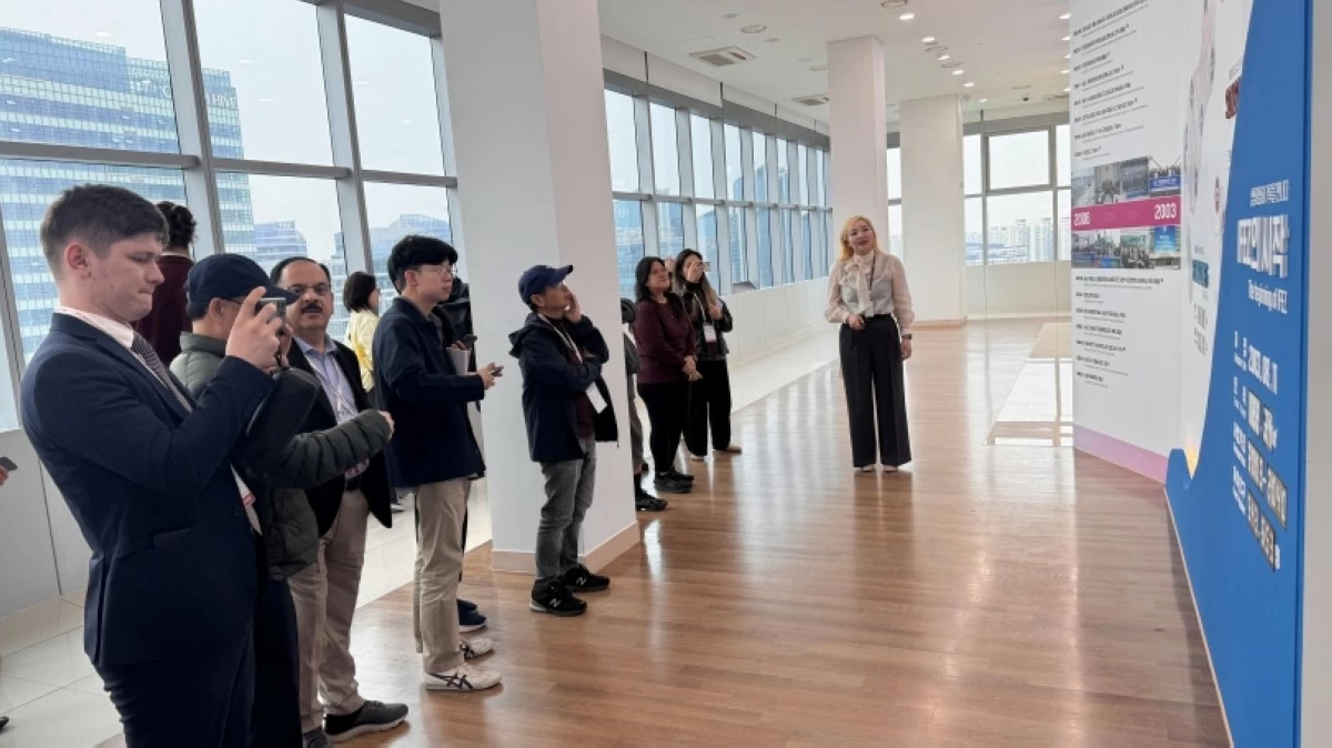 A staff of the IFEZ Promotion Center giving a briefing to participants of the World Journalists Conference 2026 (Jonathan Hicap) 