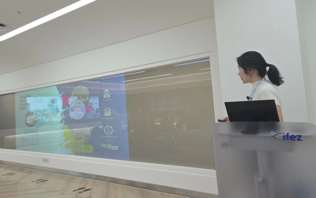 A staff of the IFEZ Promotion Center giving a briefing to participants of the World Journalists Conference 2026 (Jonathan Hicap) 