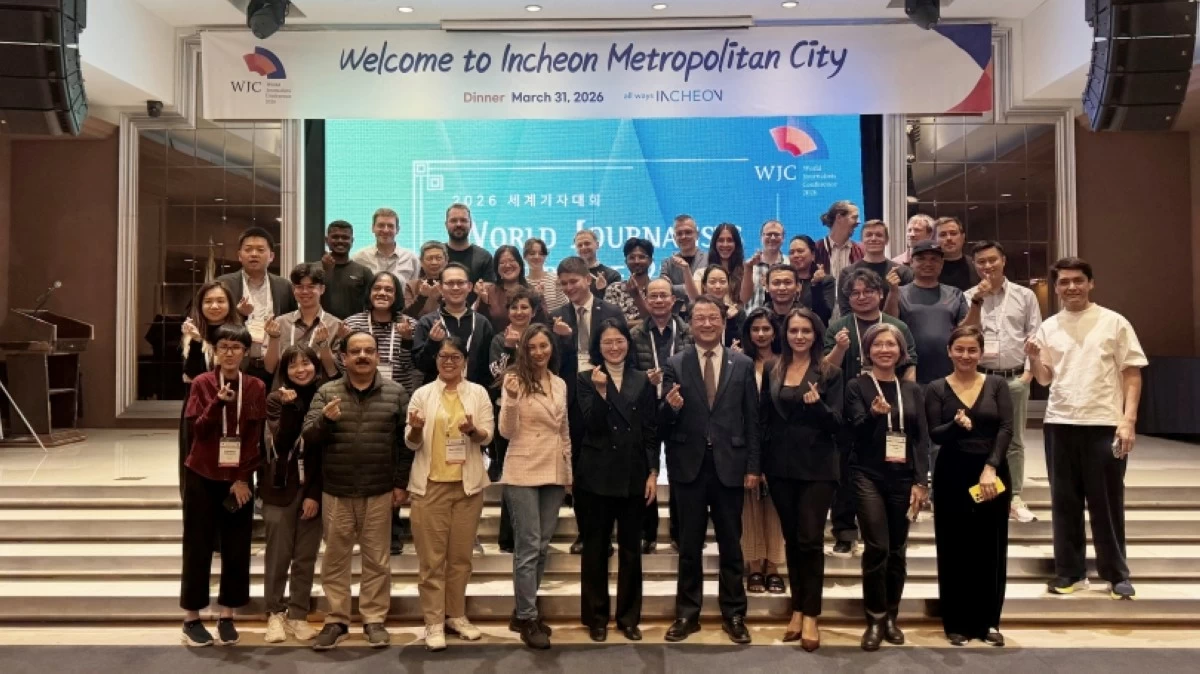 Shin Jae-kyung, vice mayor for Global City Affairs of Incheon, with the participants of the World Journalists Conference 2026 in Inchoen, South Korea (JAK) 