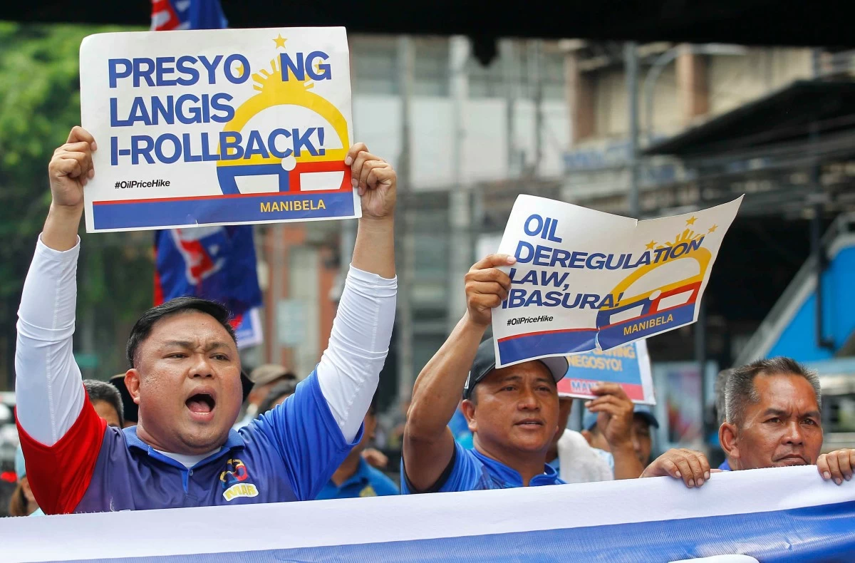 Transport group Manibela marches from Welcome Rotonda to Mendiola in Manila on April 17, 2026, on the final day of its three-day transport strike, renewing its call for the suspension of fuel taxes and repeal of the Oil Deregulation Law. (Mark Balmores/MB)
