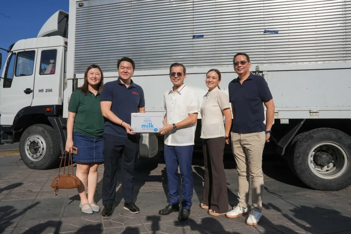 Manila Mayor Isko Moreno leads the turnover of 100 boxes of Parkadia UHT milk from Poland, donated by private sector partners. (Photo by ManilaPIO)
