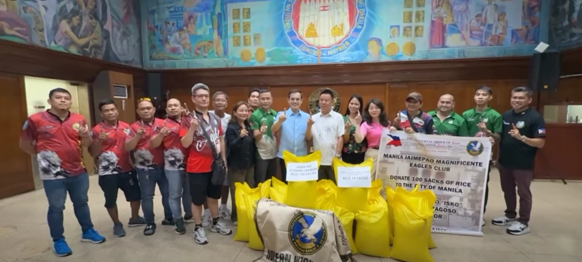 Manila Mayor Francisco “Isko Moreno” Domagoso receives two neonatal ventilators and 110 sacks of rice from the Fraternal Order of Philippine Eagles Inc. – Manila for distribution to beneficiaries of the city’s social welfare programs. (Photo by ManilaPIO)
